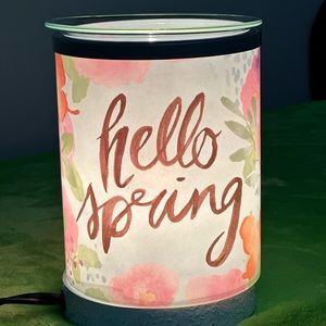 Scentsy warmer uses 25 watt light bulb. Excellent used condition.